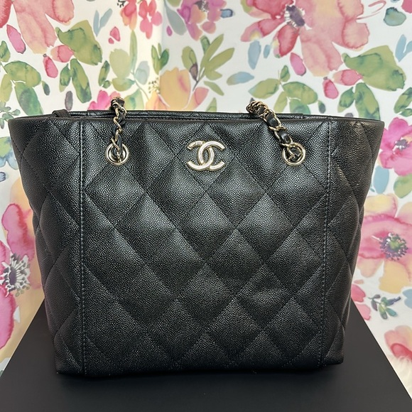 💯Authentic Chanel Quilted Shopping Bag PM Size- Good As New 🍀 - Picture 7 of 17